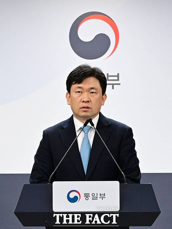 윤민호 통일부 대변인이 30일 오전 서울 종로구 정부서울청사에서 정례브리핑을 하고 있다. /임영무 기자