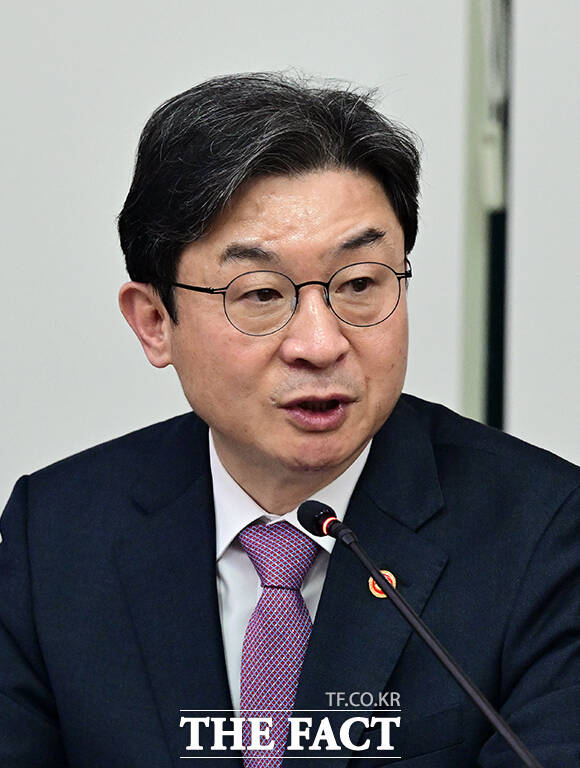 조용병 은행연합회 회장을 비롯한 금융업계 회장들이 30일 오후 서울 종로구 정부서울청사에서 열린 중동상황 관련 금융권 간담회에 참석해 이억원 금융위원장의 발언을 듣고 있다.