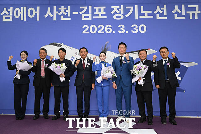 최용덕 섬에어 대표가 기장, 승무원 등 직원에게 격려의 꽃다발을 전달한 후 기념촬영을 하고 있다.