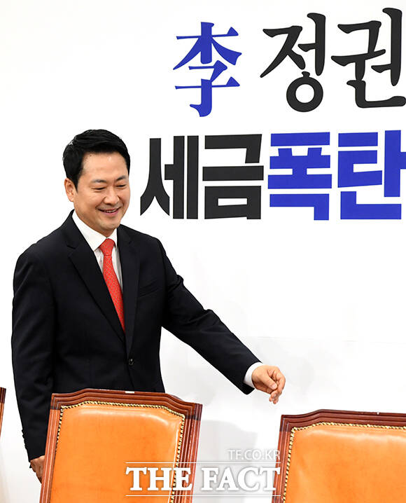 장동혁 국민의힘 대표(가운데)가 30일 오전 서울 여의도 국회에서 열린 국민의힘 최고위원회의에 참석해 모두발언을 하고 있다. /국회=박상민 기자