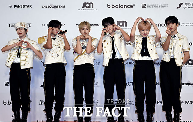 그룹 NCT WISH가 4월 20일 첫 정규앨범 'Ode to Love'를 발표한다. 사진은 지난해 9월 20일 마카오 아웃도어 퍼포먼스 베뉴에서 열린 '2025 더팩트 뮤직 어워즈'에 참석한 료 리쿠 유우시 시온 사쿠야 재희(왼쪽부터)가 포즈를 취하고 있는 모습이다./이효균 기자