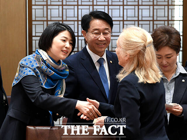 한지아 국민의힘 의원(왼쪽)이 메리 게이 스캔론 미국 의회 코리아스터디그룹 소속 하원의원(오른쪽 두번째)과 인사를 나누고 있다.