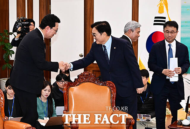 천하람 개혁신당 원내대표와 인사하는 우원식 국회의장.