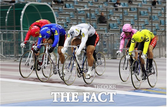 광명스피돔에서 특선급 선수들이 결승선을 코앞에두고 접전을 벌이고 있다./국민체육진흥공단