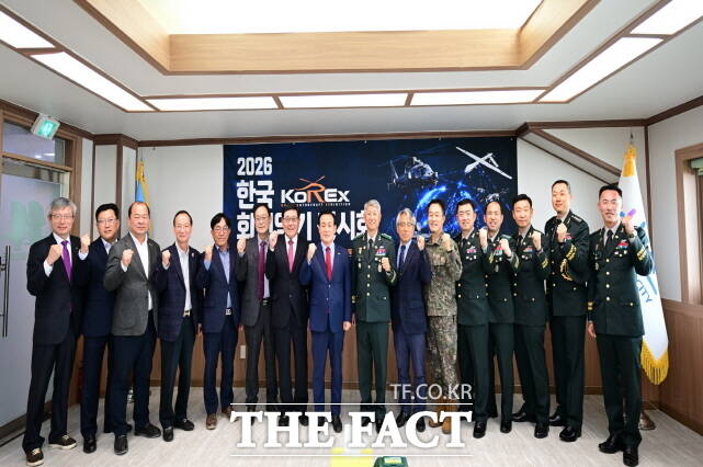 2026 한국 회전익기 전시회(KoREx) 관계자들이 회전익기를 전시하면서 파이팅을 외치고 있다. /육군항공학교