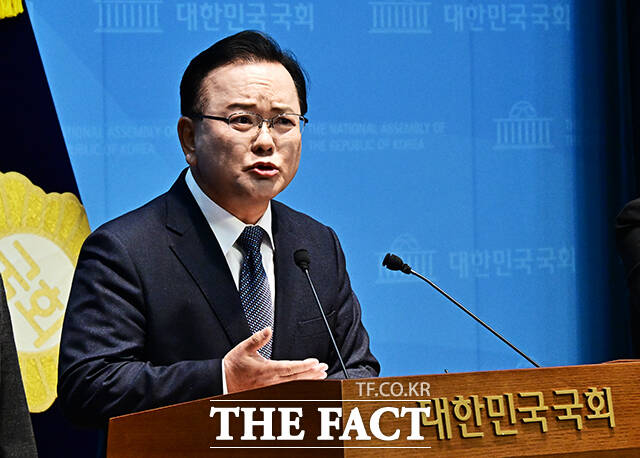 김부겸 전 국무총리(오른쪽)가 30일 오전 서울 여의도 국회 소통관에서 기자회견을 열고 대구시장 출마선언을 하고 있다. /국회=배정한 기자