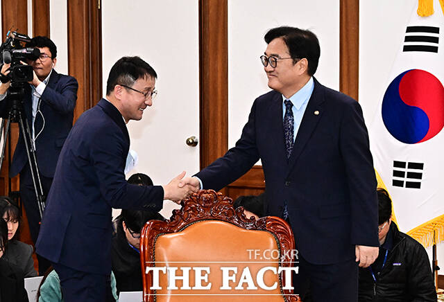 한병도 더불어민주당 원내대표와 인사하는 우원식 국회의장.