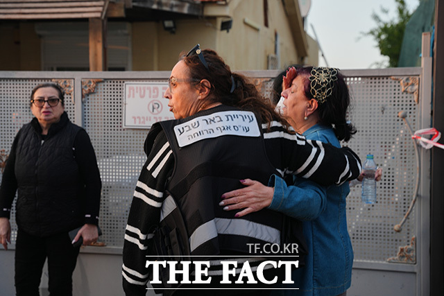 한 주민이 이란의 공습 후 부축을 받고 있다.