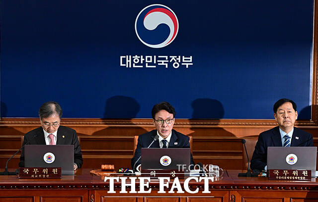 김민석 국무총리가 30일 오전 서울 종로구 정부서울청사에서 열린 임시 국무회의에 참석해 모두발언을 하고 있다. /임영무 기자