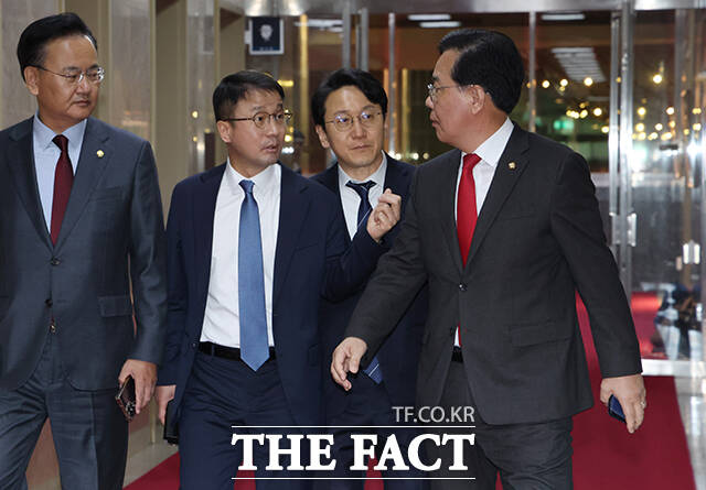 더불어민주당 한병도 원내대표(왼쪽 두번째)와 국민의힘 송언석 원내대표(오른쪽)가 30일 오전 서울 여의도 국회에서 여야원내대표 회담을 위해 의장실로 들어가고 있다. /국회=박상민 기자