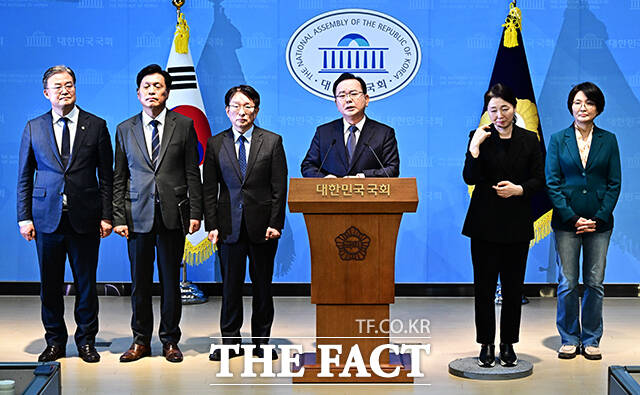 김부겸 전 국무총리(오른쪽)가 30일 오전 서울 여의도 국회 소통관에서 기자회견을 열고 대구시장 출마선언을 하고 있다. /국회=배정한 기자