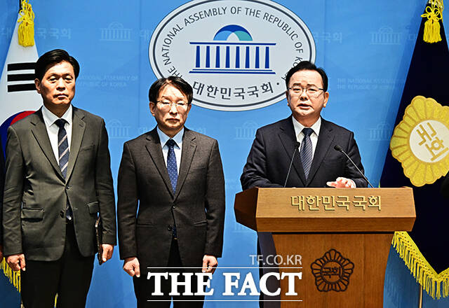 김부겸 전 국무총리(오른쪽)가 30일 오전 서울 여의도 국회 소통관에서 기자회견을 열고 대구시장 출마선언을 하고 있다. /국회=배정한 기자