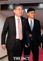  임시 국무회의 참석하는 조현 외교부 장관 [포토]