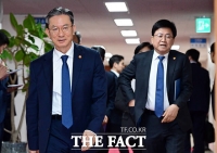  국무회의 참석하는 정성호 장관과 최교진 장관 [포토]