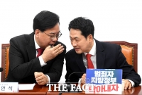  국힘 최고위원회의에서 귓속말하는 송언석-장동혁 [포토]