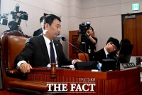  법사위 전체회의 주재하는 김용민 직무대행 [포토]