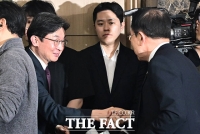  은행연합회장과 인사 나누는 이억원 금융위원장 [포토]