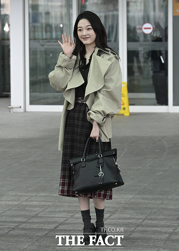 이유미가 팬들에게 인사를 하고 있다.