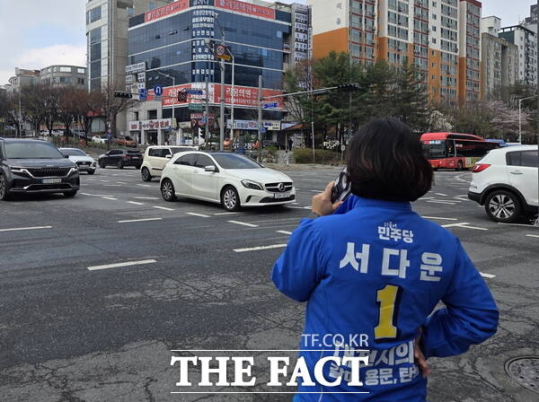 서다운 더불어민주당 대전시의원 예비후보가 31일 대전 서구 큰마을네거리에서 교통 혼잡 민원을 접수하고 현장 점검하는 모습 /서다운 대전시의원 예비후보
