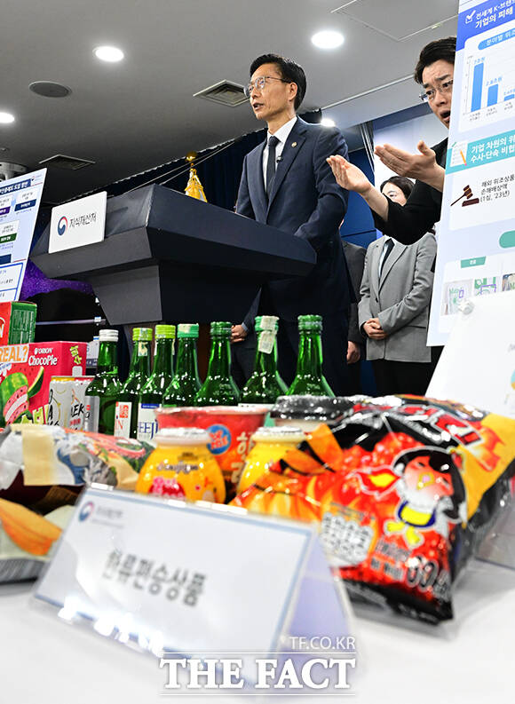 지식재산처 'K-브랜드 정부 인증제도' 브리핑이 31일 오후 서울 종로구 정부서울청사 브리핑실에서 열린 가운데 관계자가 K-브랜드 제품과 위조 상품을 비교하고 있다. /임영무 기자