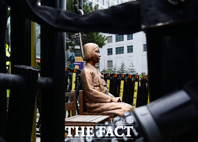 31일 정의기억연대(정의연)에 따르면 서울 종로경찰서는 당분간 수요시위가 열리는 시간에 한해 바리케이드를 철거하기로 의견을 모았다. 이는 김병헌 위안부법폐지국민행동 대표의 보석 가능성 등과 안전·보안 문제를 고려한 조치로 전해졌다. /이새롬 기자