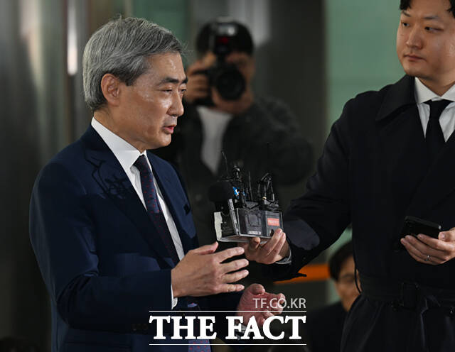 신현송 한국은행 총재 후보자가 31일 오전 서울 중구 한화금융플라자에 마련된 인사청문회 준비 사무실에 들어서며 취재진 질의에 답하고 있다.