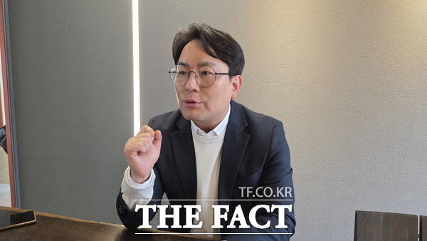 유지곤 조국혁신당 대전시 서구청장 예비후보가 30일 대전시 서구 둔산동의 한 카페에서 <더팩트>와 인터뷰를 진행하고 있다. /정예준 기자