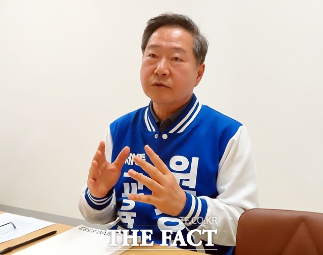 원성수 세종시교육감 예비후보가 30일 세종시 선거사무소에서 더팩트와 인터뷰를 하고 있다. /김형중 기자