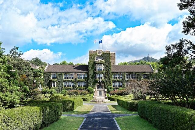 31일 경찰과 소방당국에 따르면 이날 0시46분께 서울 서대문구 연세대학교 과학관 3층의 한 실험실에서 불이 났다. /더팩트DB