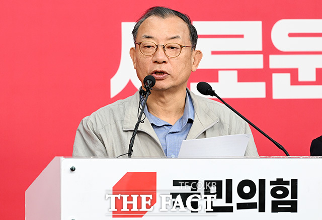 50만 이상 도시 경선 결과 발표한 뒤 이동하는 이 위원장.