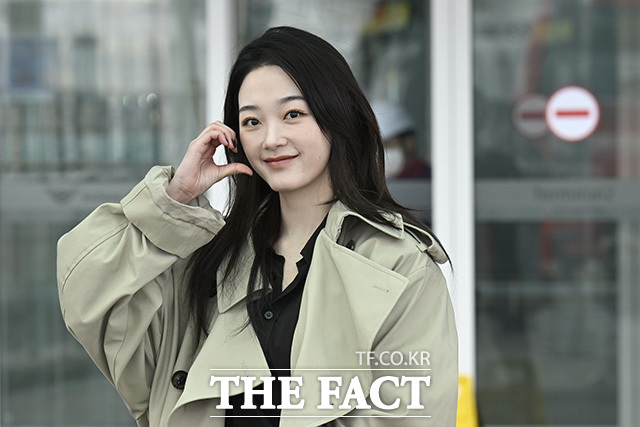 배우 이유미가 31일 오전 해외 일정 참석 차 인천국제공항에서 중국 상하이로 출국하며 포즈를 취하고 있다. /인천국제공항=송호영 기자
