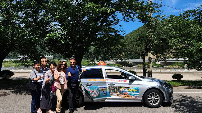 울진을 방문한 관광객들이 울진군 관광택시를 이용하고 있다. /울진군