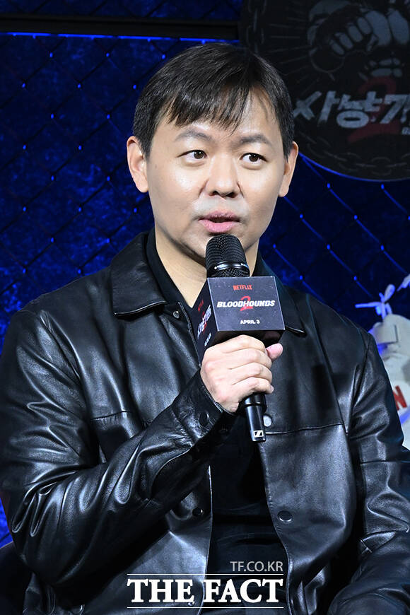 배우 정지훈과 우도환, 김주환 감독, 배우 이상이(왼쪽부터)가 31일 오전 서울 중구 앰버서더 서울 풀만 호텔에서 열린 넷플릭스 새 시리즈 ‘사냥개들’ 시즌2 제작발표회에 참석해 포즈를 취하고 있다. /김성렬 기자