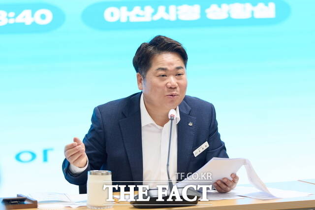 오세현 아산시장이 31일 시청 상황실에서 열린 ‘4월 확대 간부회의’를 주재하고 있다. /아산시