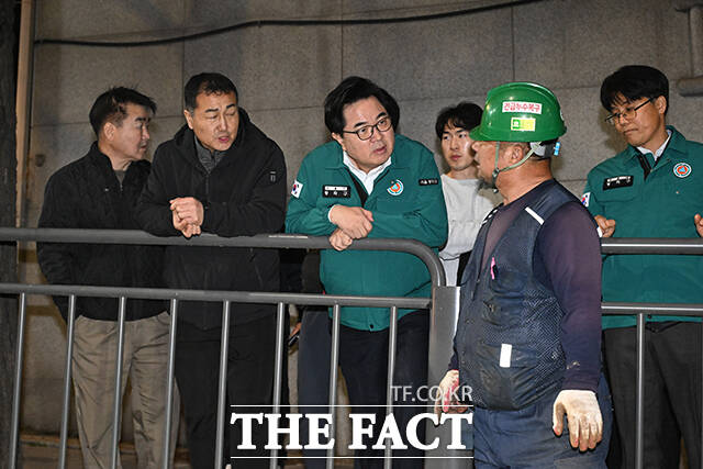 박일하 동작구청장(왼쪽)이 31일 오후 서울 동작구 여의대방로 36길 일대에서 발생한 노후상수도관 파손 사고 현장을 살펴보고 있다. /박헌우 기자