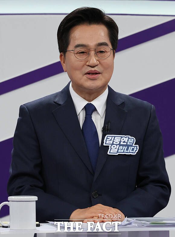 더불어민주당 추미애, 김동연, 한준호 경기도지사 경선후보(왼쪽부터)가 30일 서울 마포구 상암동 MBC 신사옥에서 열린 '더불어민주당 경기도지사 후보자 합동토론회'에서 기념촬영하고 있다. /국회사진기자단