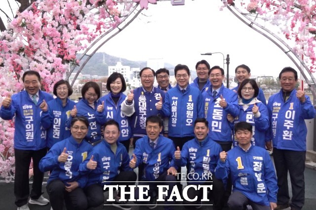 정원오 더불어민주당 서울시장 예비후보가 31일 오전 서울 동대문구 장안동 벚꽃길에서 동대문구 구청장· 구의원·시의원 예비후보들과 사진을 찍고 있다. /동대문구=김민지 기자