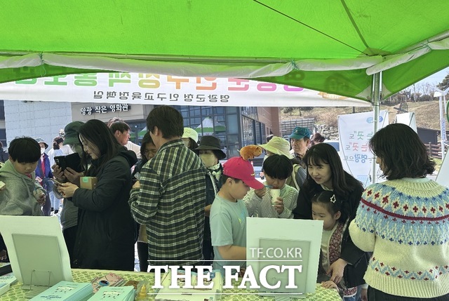 영광군이 제50회 영광군민의 날 행사장에서 인구정책 홍보 부스를 운영하고 있다. /영광군