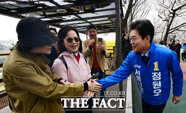 정원오 더불어민주당 서울시장 예비후보가 31일 서울 동대문구 벚꽃길 일대를 찾아 시민들과 기념촬영하고 있다. /이새롬 기자