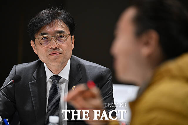 '일하는 사람 권리 기본법' 입번 반대 의견을 가진 참석자들이 손팻말을 들고 있다.