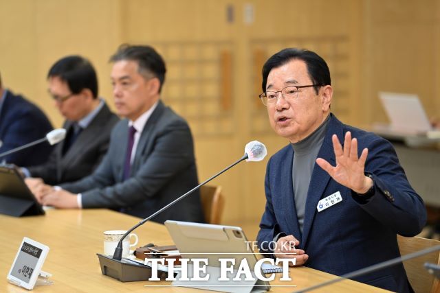 이현재 시장(오르쪽)이 31일 오전 간부회의를 주재한 가운데 중동발 공급망 위기에 따른 물가·에너지·교통 등에 대한 전방위 대응 대책을 주문하고 있다. /하남시