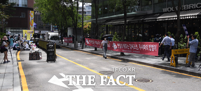 제1603차 일본 성노예제 문제해결을 위한 정기 수요시위가 열린 지난 2023년 7월5일 일부 보수단체 회원들이 맞은편에서 반대 집회를 하고 있다. /이새롬 기자