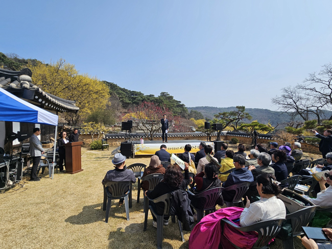 28일 봉화군 봉성면 띠띠미마을에서 산수유 신춘 시 낭송회’가 열렸다. /봉화군