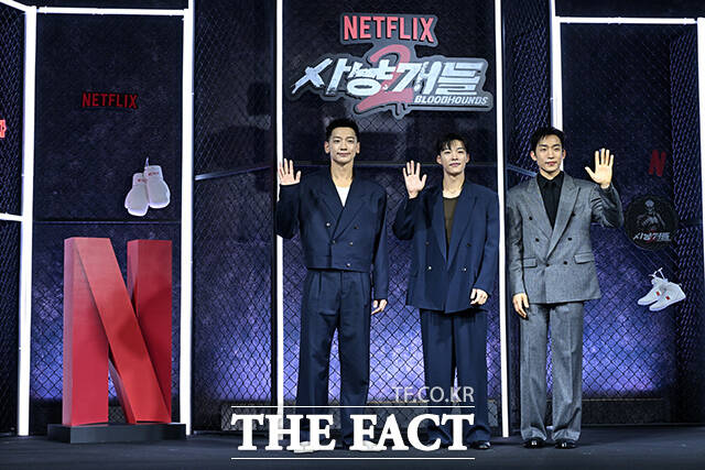 배우 정지훈과 우도환, 김주환 감독, 배우 이상이(왼쪽부터)가 31일 오전 서울 중구 앰버서더 서울 풀만 호텔에서 열린 넷플릭스 새 시리즈 ‘사냥개들’ 시즌2 제작발표회에 참석해 포즈를 취하고 있다. /김성렬 기자