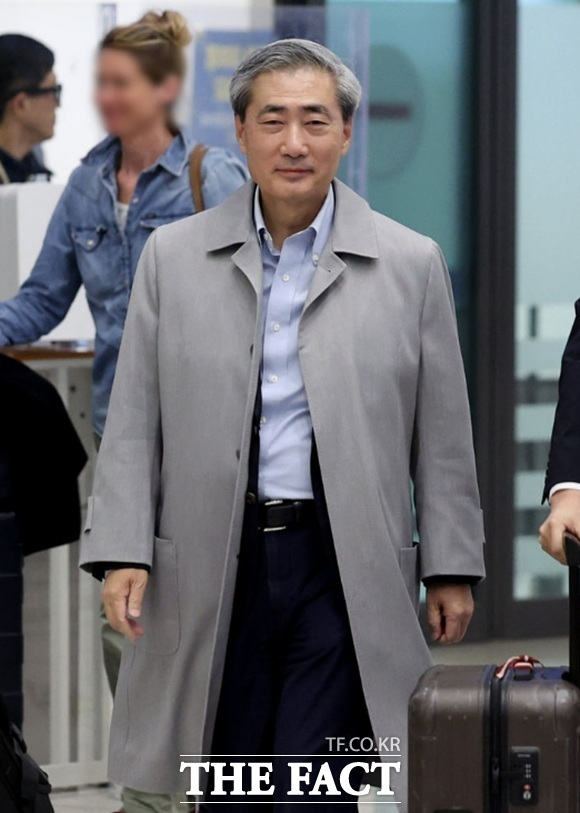 환율이 1520원을 돌파하며 17년 만에 최고 수준을 기록한 가운데, 신현송 한국은행 총재 후보의 '달러 유동성 양호' 진단에도 시장에서는 이를 신뢰하지 않는 분위기가 확산되고 있다. /뉴시스