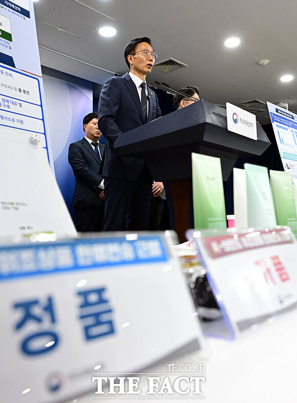 김용선 지식재산처 처장(가운데)이 31일 오후 서울 종로구 정부서울청사에서 'K-브랜드 정부 인증제도' 도입 방안을 발표하고 있다. /임영무 기자