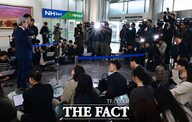 신현송 한국은행 총재 후보자가 31일 오전 서울 중구 한화금융플라자에 마련된 인사청문회 준비 사무실에 들어서며 취재진 질의에 답하고 있다.