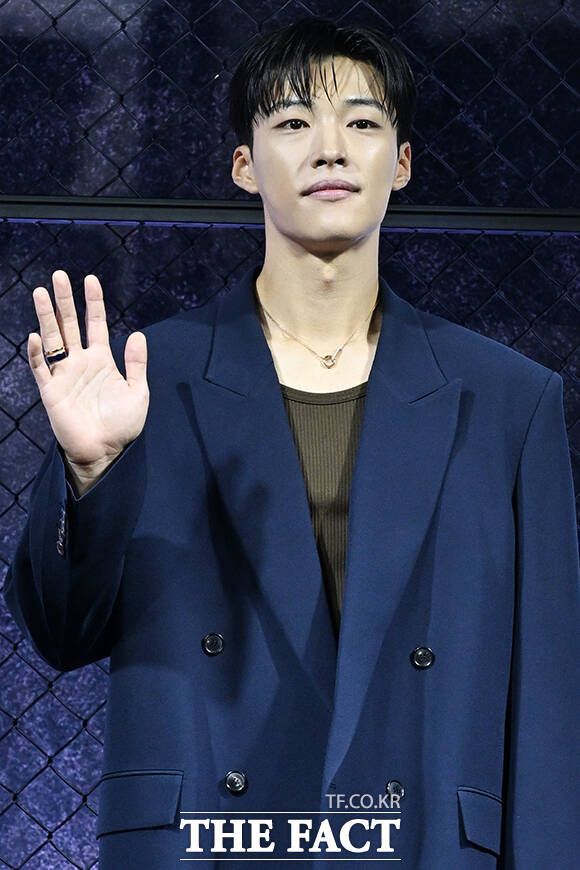 배우 정지훈과 우도환, 김주환 감독, 배우 이상이(왼쪽부터)가 31일 오전 서울 중구 앰버서더 서울 풀만 호텔에서 열린 넷플릭스 새 시리즈 ‘사냥개들’ 시즌2 제작발표회에 참석해 포즈를 취하고 있다. /김성렬 기자