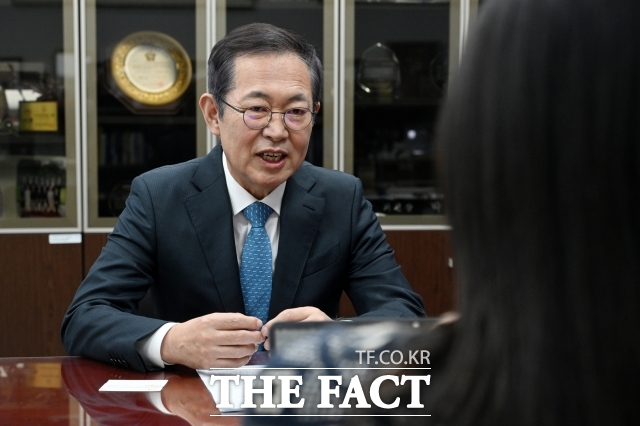 박남춘 전 인천광역시장은 '인천이음 카드' 약화와 '2025 매립지 종료' 정책 지연 등 자신이 추진한 핵심 정책들이 동력을 잃은 데 대해 안타까움을 드러냈다. /서예원 기자