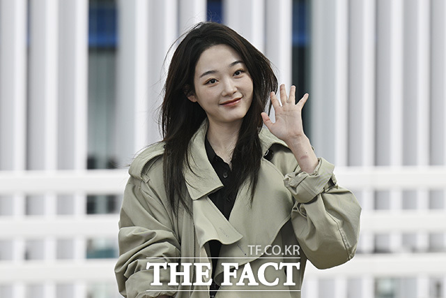 이유미가 팬들에게 인사를 하고 있다.